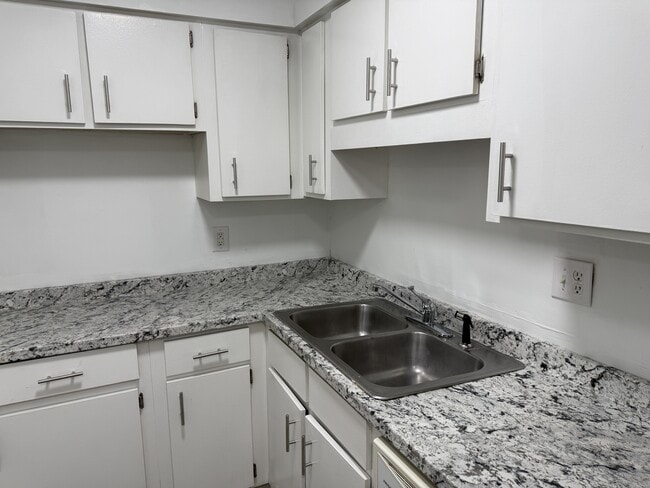 Building Photo - 103 Stone Tree Dr