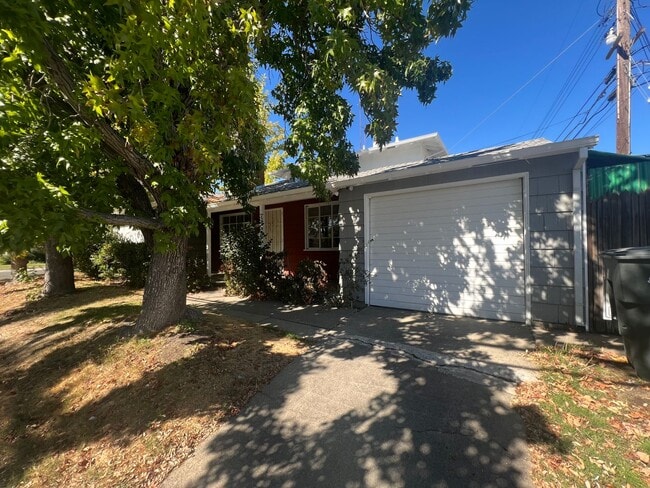 Building Photo - 3 Bed / 2 Bath | East Sacramento Home Avai...
