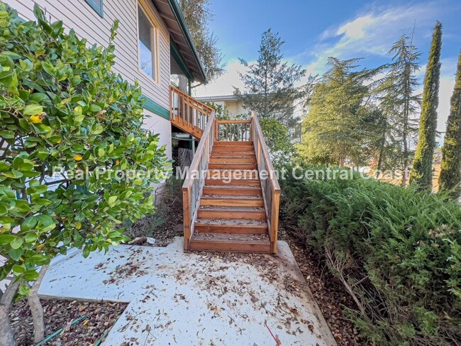 Building Photo - AVAILABLE JUNE- Recently Updated Home on L...