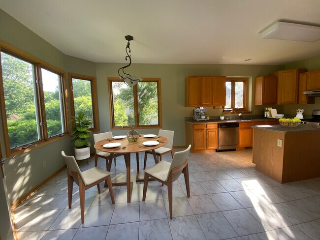 Building Photo - 430 Viking Dr