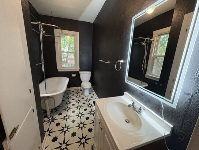 Building Photo - Updated 2-Bedroom Apartment with Spacious Rooms and Private Lower-Level Layout