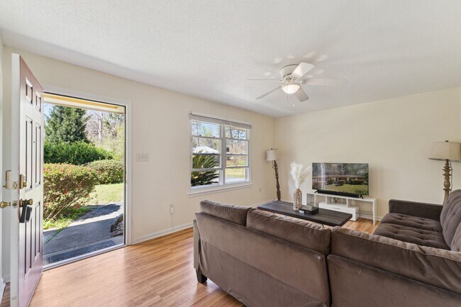 Foto del edificio - AVAILABLE NOW! (Pet Friendly)
