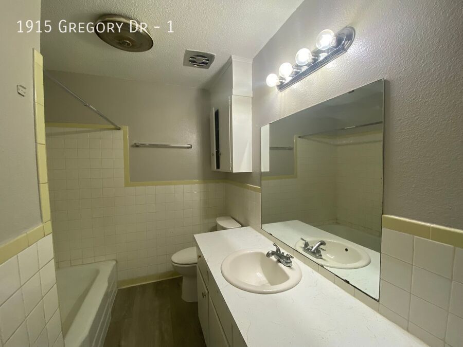 Building Photo - 1915 Gregory Dr