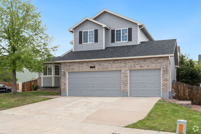 Building Photo - 4-Bedroom Home with Main-Level Suite, Gran...
