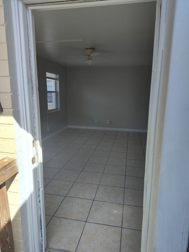 Building Photo - 318 N Oleander Ave