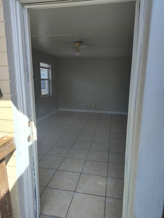Foto del edificio - 318 N Oleander Ave