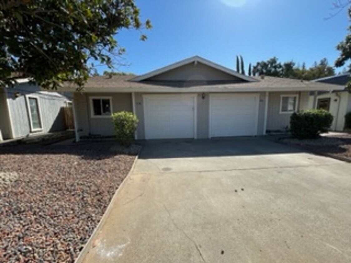 Foto principal - Great 3 Bed 2 Bath Duplex