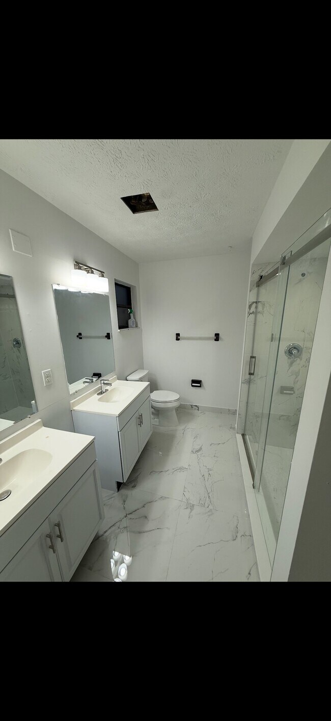 Foto del edificio - 385 NW Broadview St