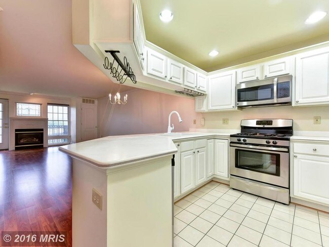 Cocina y sala de estar - 6940 Fairfax Dr