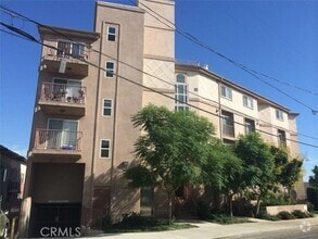 Building Photo - 700 N Hill Pl