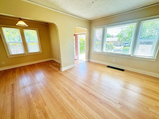 Foto del edificio - Energy-efficient 3-bedroom home with solid...