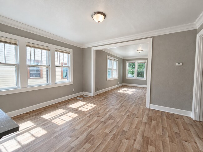 Building Photo - 3016 S Hanson Ave