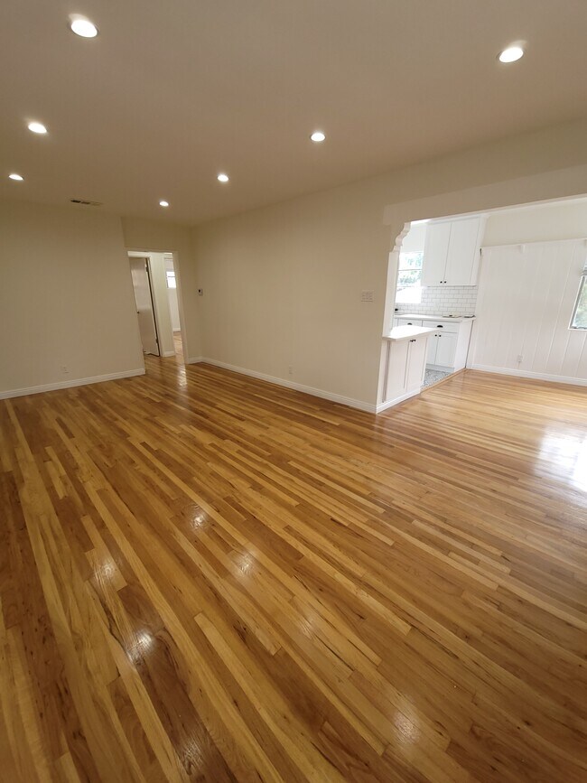 Building Photo - 4380 Bakman Ave
