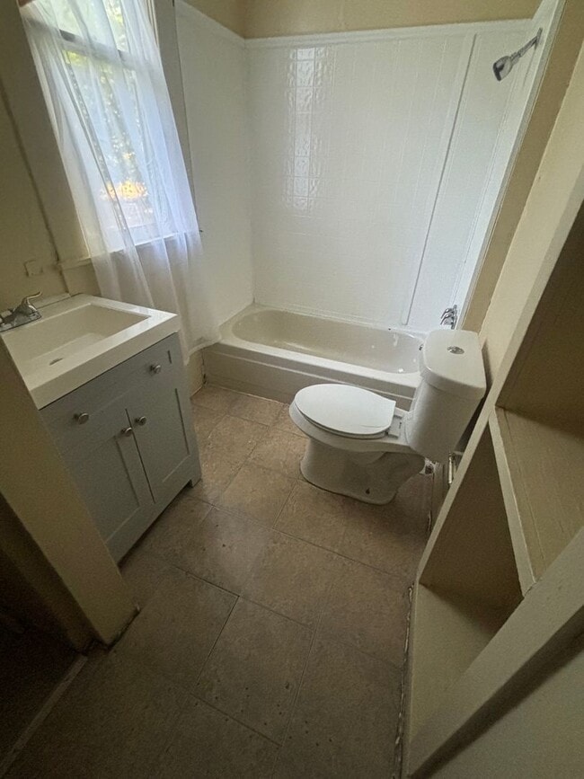 Building Photo - Great Home Near I20