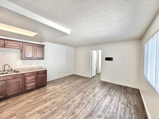 Foto del edificio - Senior/Disabled Community: 1bd/1ba Nicely updated! On-site laundry, LVP flooring, NO STAIRS! **Se...