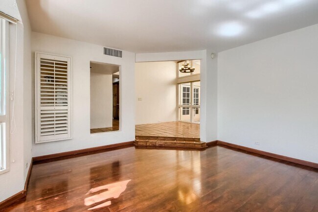 Building Photo - 3 Bedroom House in Pointe Tapatio Communit...