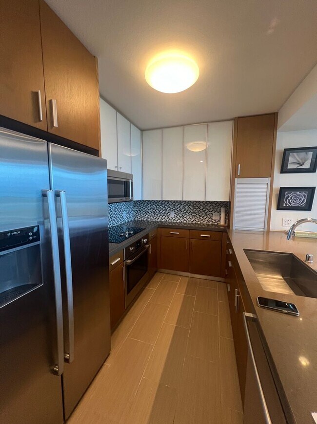 Foto del edificio - Furnished 2 bedroom, 2 bath 2 parking at The Collection!