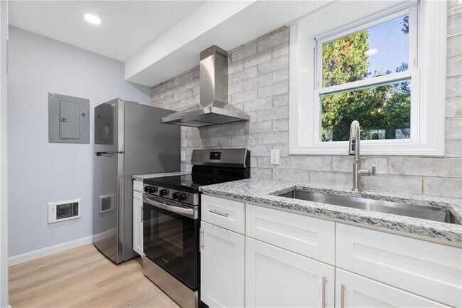 Foto del edificio - 152 Tuckerman Ave