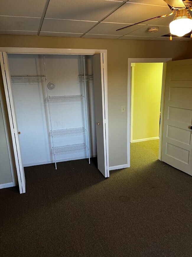 Foto del edificio - 2 Bedroom, 1 Bathroom Apartment For Rent D...