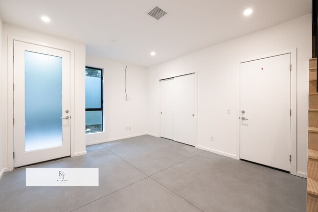 Building Photo - Elegant 3 Bedroom / 2.5 Bathroom Home in LA