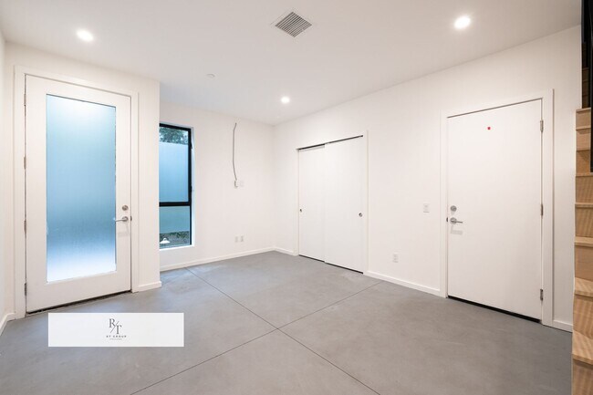 Foto del edificio - Elegant 3 Bedroom / 2.5 Bathroom Home in LA