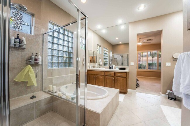 Building Photo - Luxurious Furnished Home in Anthem Country...