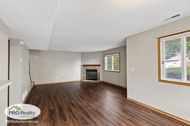Building Photo - 3 Bedroom End Unit Townhouse