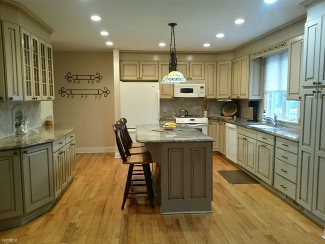 Building Photo - 4 br, 2.5 bath House - 56 Maitland Rd