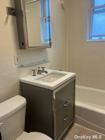 Foto del edificio - 60-61-61 60th Dr