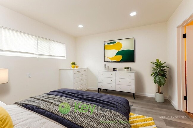 Building Photo - Bright & Beachy One-Bedroom Condo in San C...