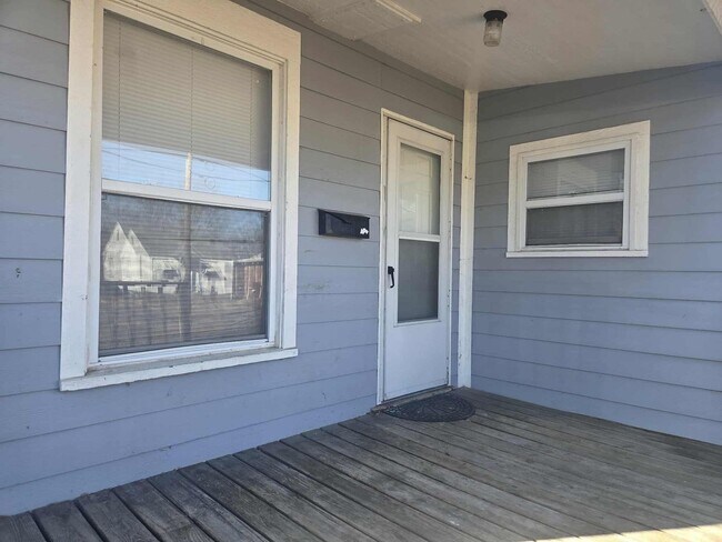 Building Photo - Updated home for a Great Price!