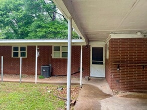 Building Photo - 1025 Venita Dr