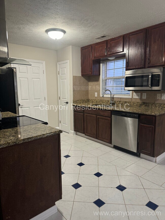 Building Photo - 204 Truman Dr
