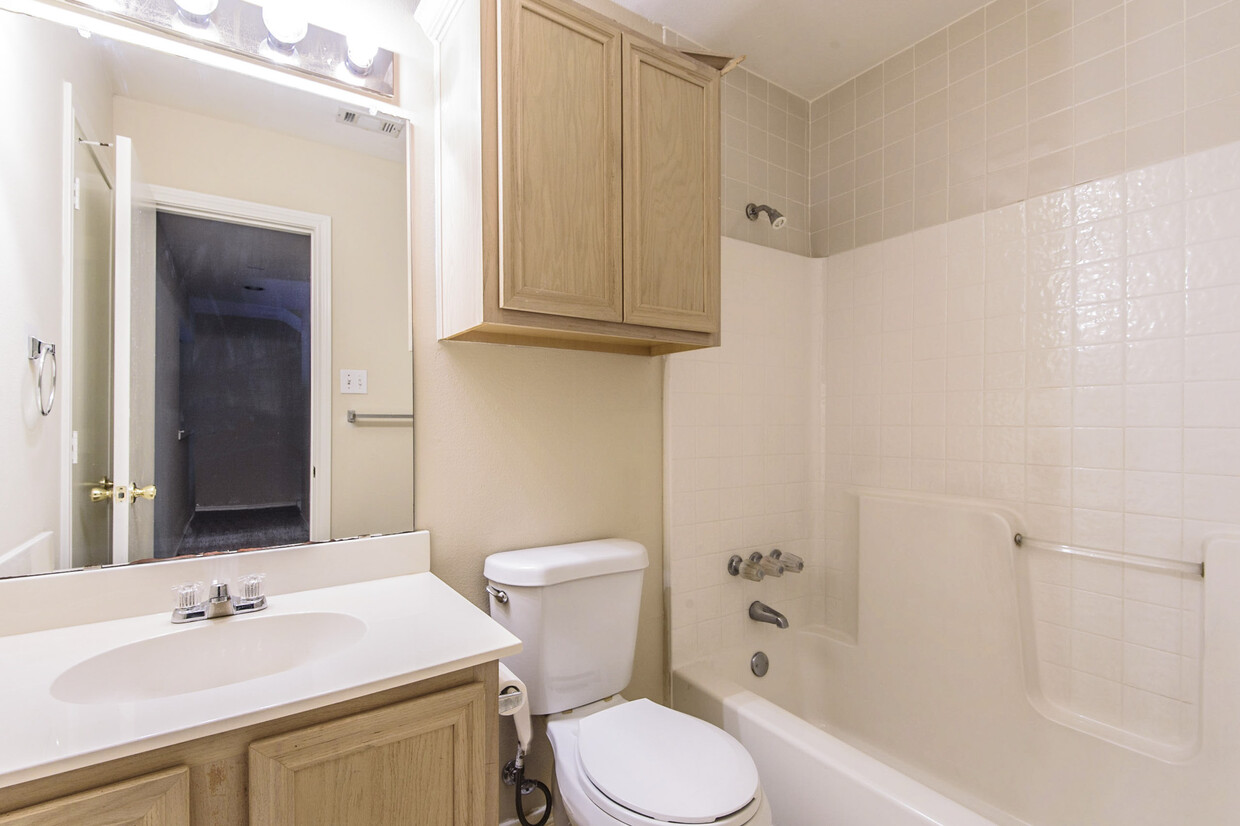 Primary Photo - 447 Oak Leaf Dr