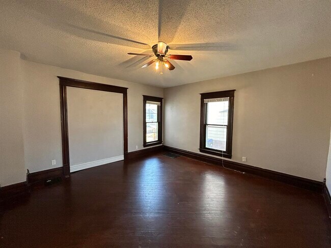Building Photo - 107 S Lucas St