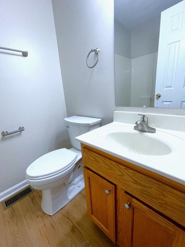 Foto del edificio - Spacious, 2 bedroom, 2.5 bath townhouse fo...