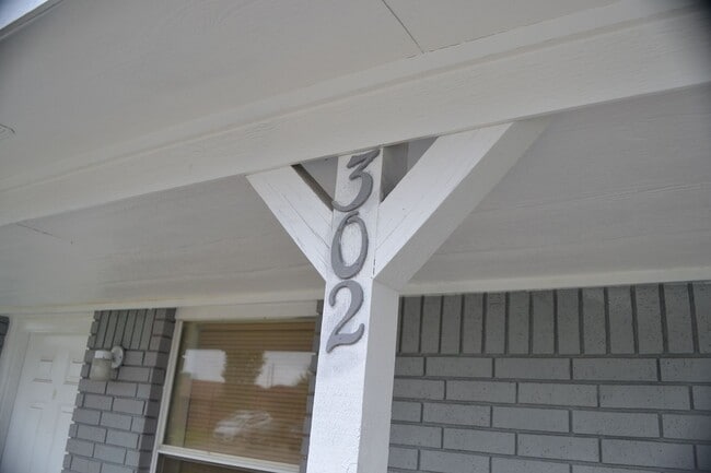 Building Photo - 302 Horseshoe Dr