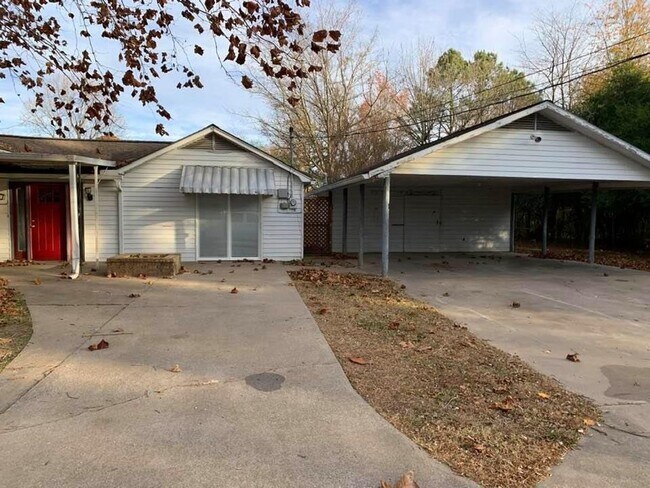 Foto del edificio - Large 3 bedroom 2 bath house. Fenced yard ...