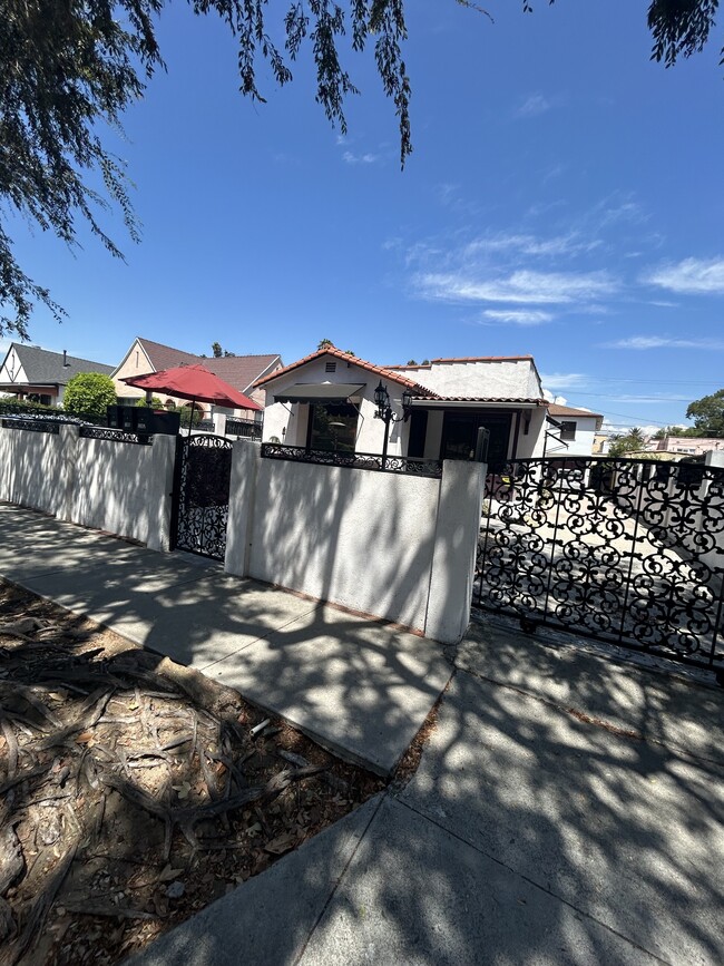 Building Photo - 3203 Madera Ave