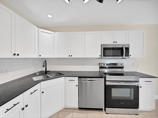 Building Photo - 174 McBride Dr