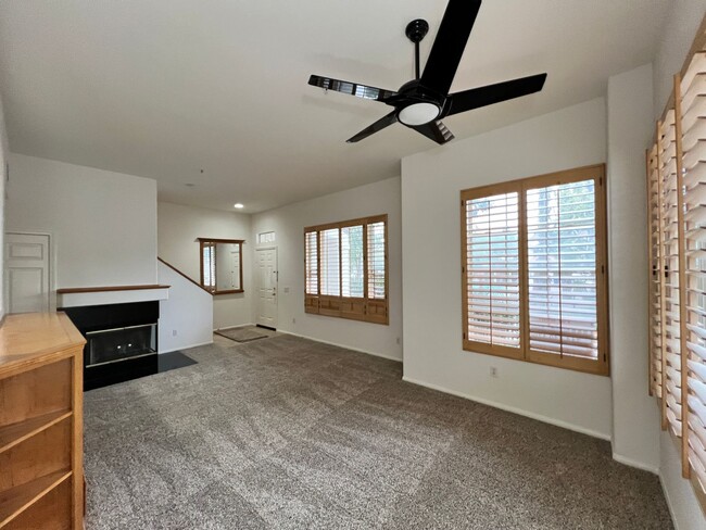 Building Photo - $500 OFF FIRST MONTH’s RENT! Tustin Del Ve...