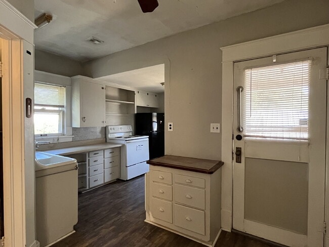 Building Photo - 2 Bedroom for Lease