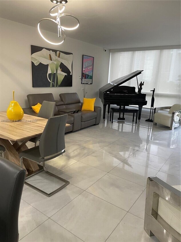 Primary Photo - 520 Brickell Key Dr