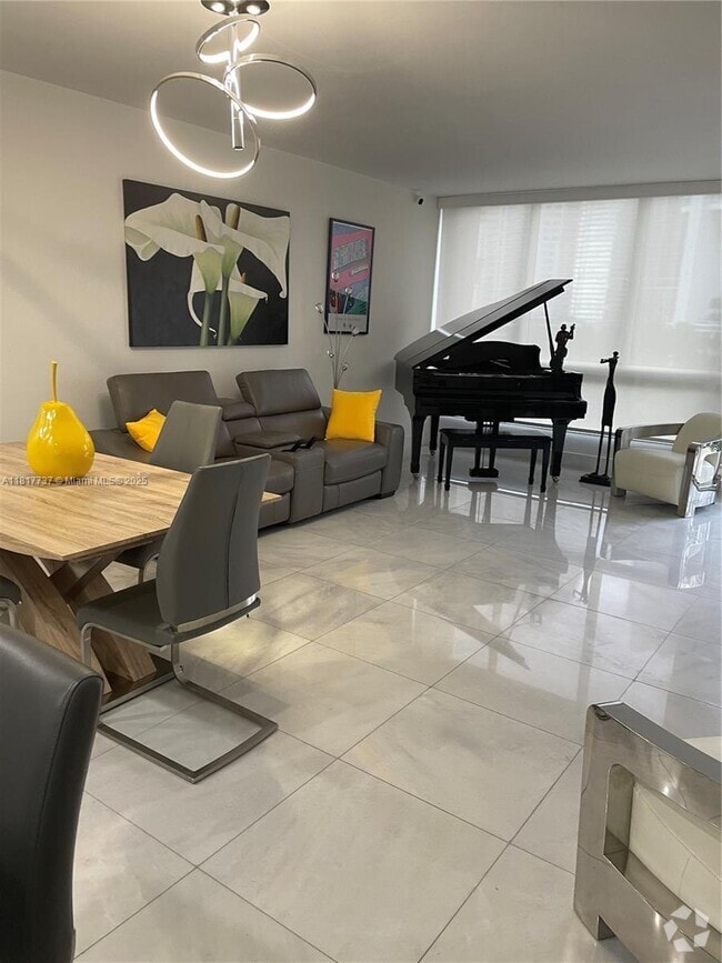 Building Photo - 520 Brickell Key Dr