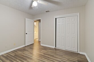 Building Photo - 235 Sunny Hills Dr