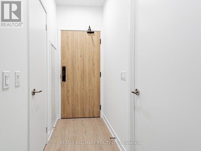 Photo du bâtiment - 1 Fairview Rd E