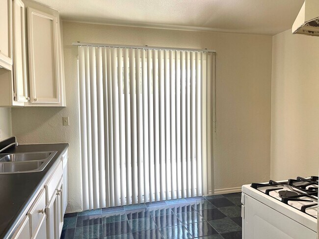 Foto del edificio - 10645-10645 Lind Ave