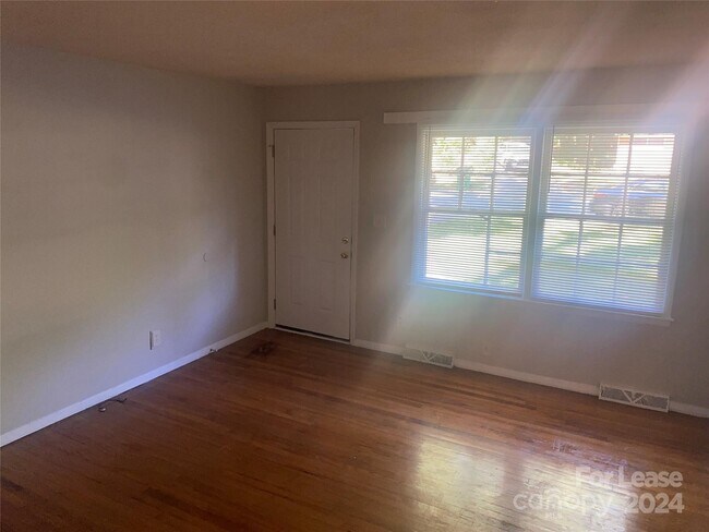 Building Photo - 611 Blendwood Dr