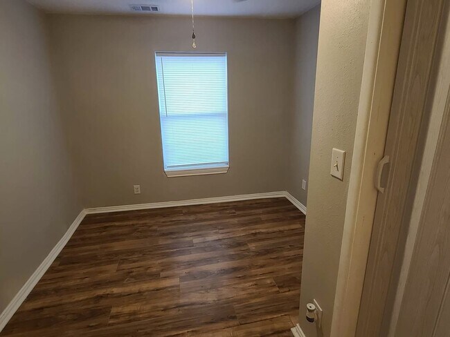 Building Photo - 3 Bedroom Single Family Home in Denison