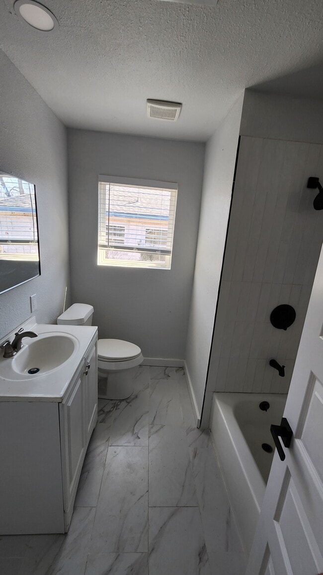 Building Photo - 1613 James Dr